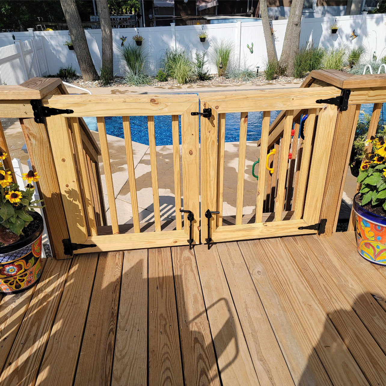 Double safety gate for pools