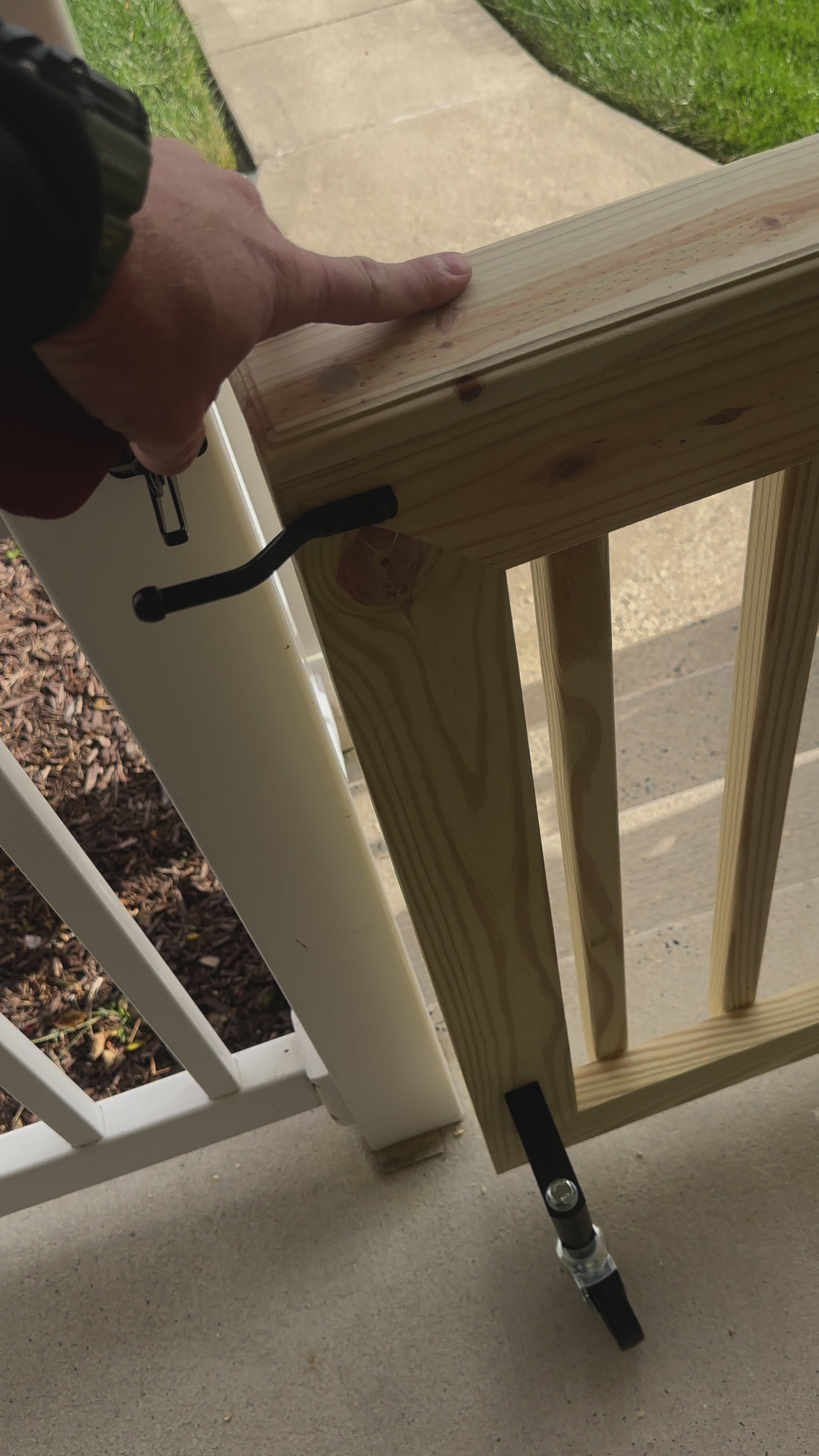 Video of custom wooden gate in use 